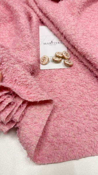 Твид от модного дома Chanel с ниточкой золотого люрекса. Цвет нежно-розовый